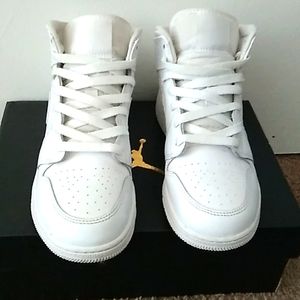 Jordan 1 Triple White Big Boy 6y =7.5 in Women